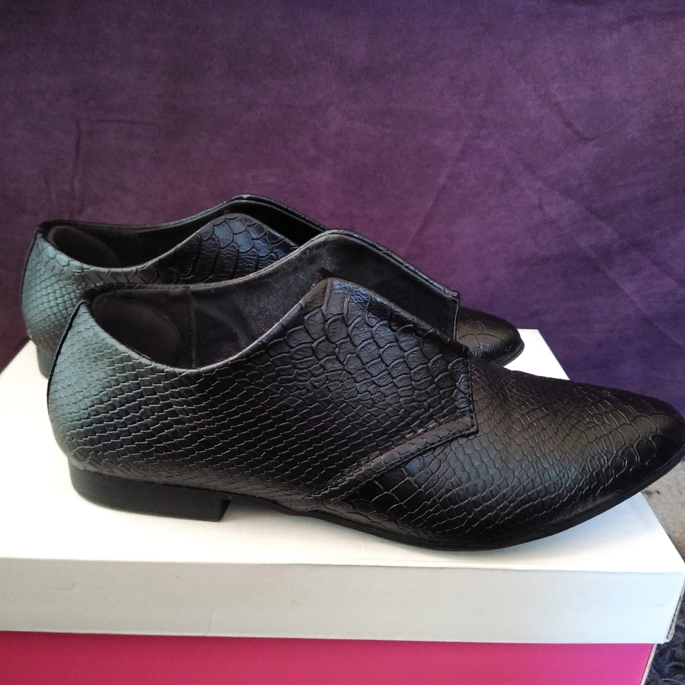 Black dress shoe